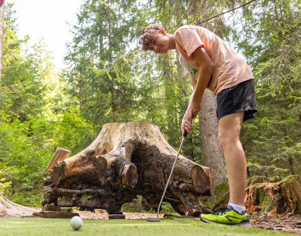 Jugendlicher spielt Adventure Golf