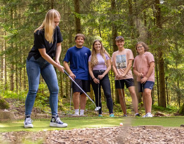 Eine Gruppe Jugendlicher beim Adventure-Golf