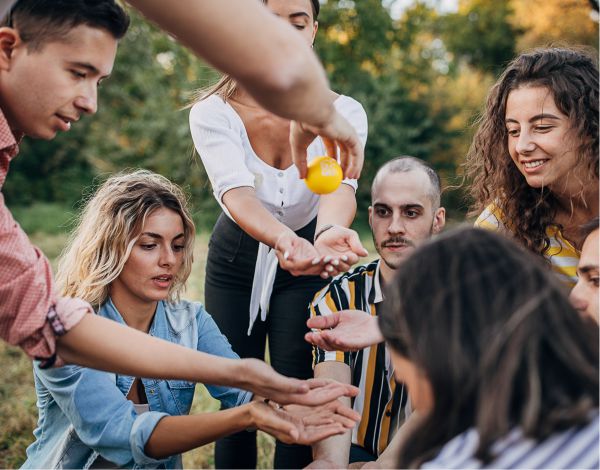 Eine Gruppe junger Menschen versuchen ein Teamspiel