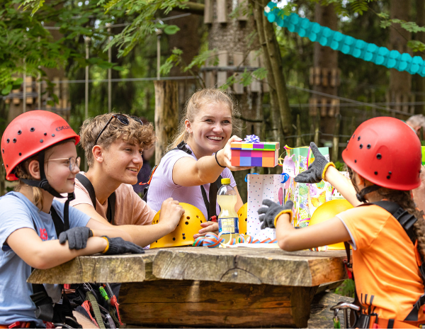 Eine kleine Gruppe Kinder feiert Geburtstag