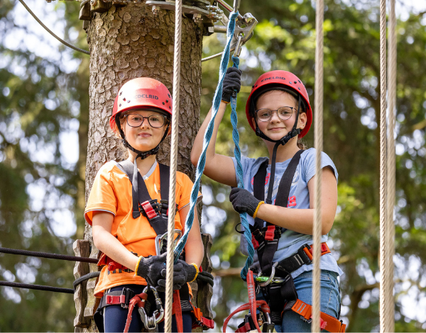 Zwei Kinder stehen auf einer Kletterplattform