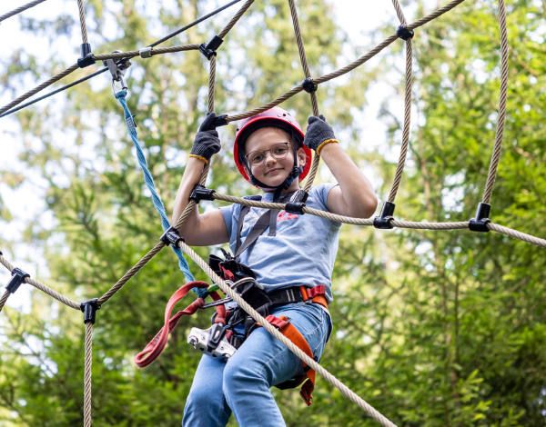 Kind klettert in einem Netz