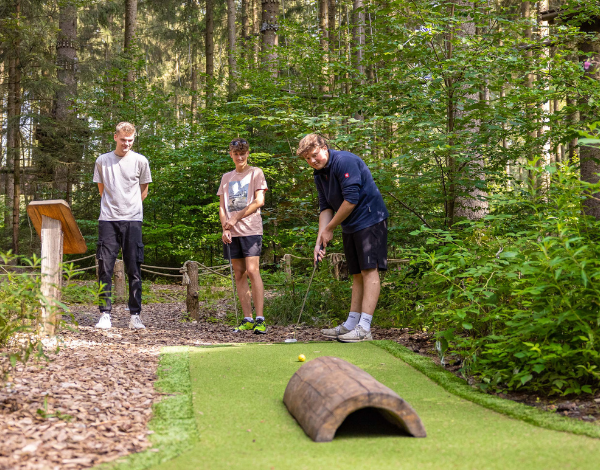 Drei Jugendliche spielen Golf