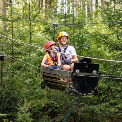 Eine Frau und ein Kind fahren in einer Seilbahn