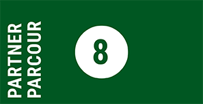 Dunkelgrne Grafik mit der Zahl 8 und der Aufschrift Partner Parcour